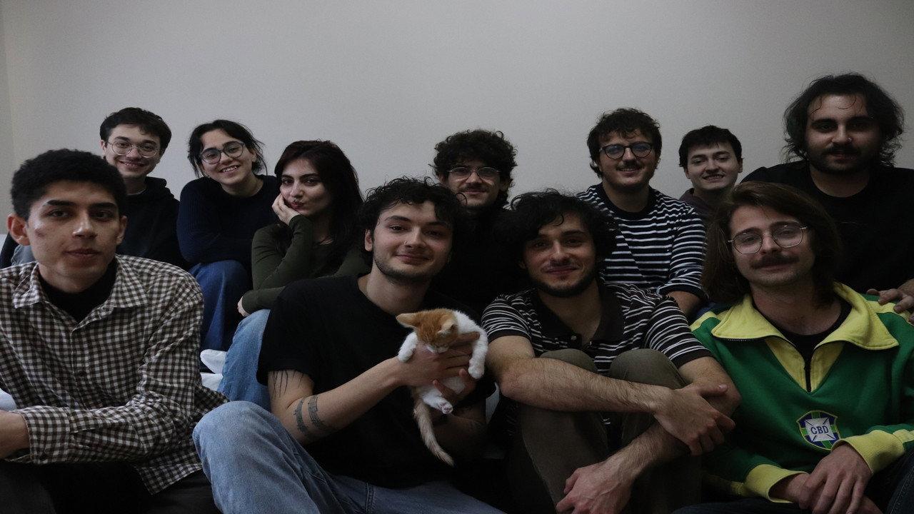 Bütün Salakları Öldürmeliyiz backdrop