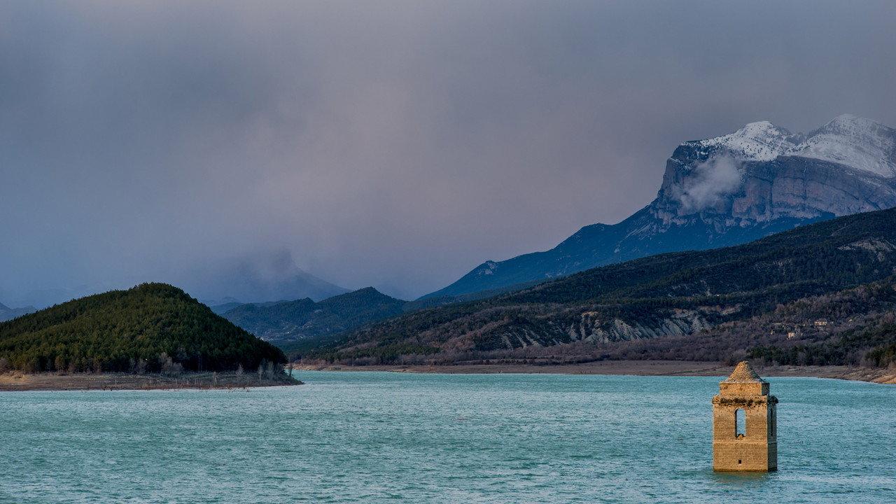 Montañas en armonía backdrop