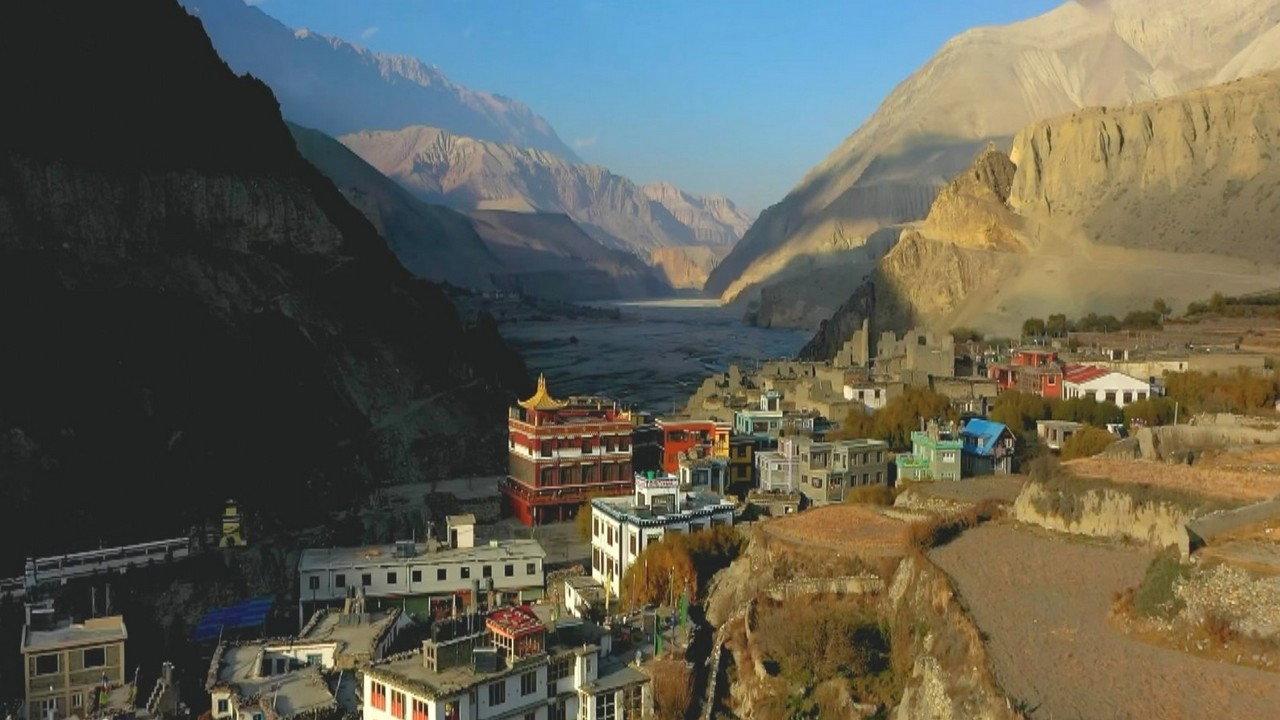 Por todas, desafiando al Annapurna backdrop