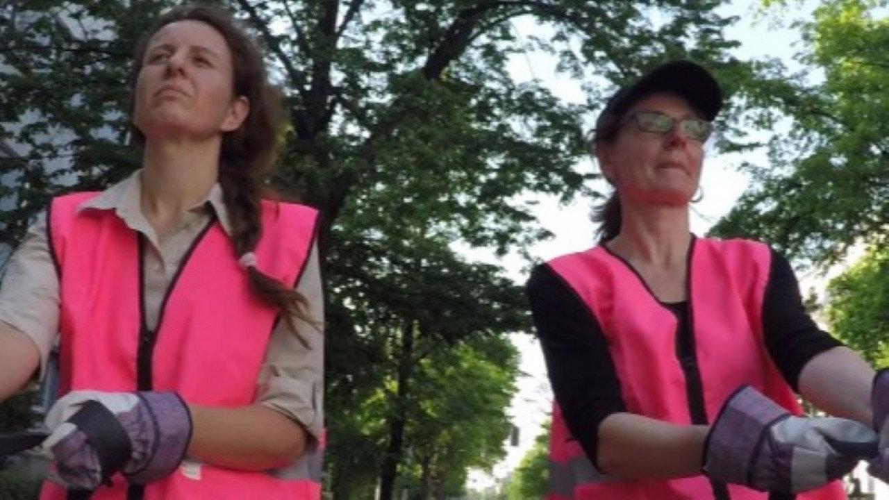 Women acting like Müllmänner backdrop