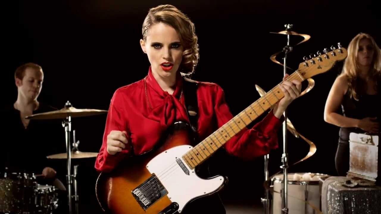 Anna Calvi - Salle Pleyel - Paris backdrop