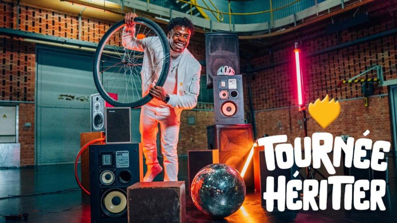 Tournee Héritier backdrop