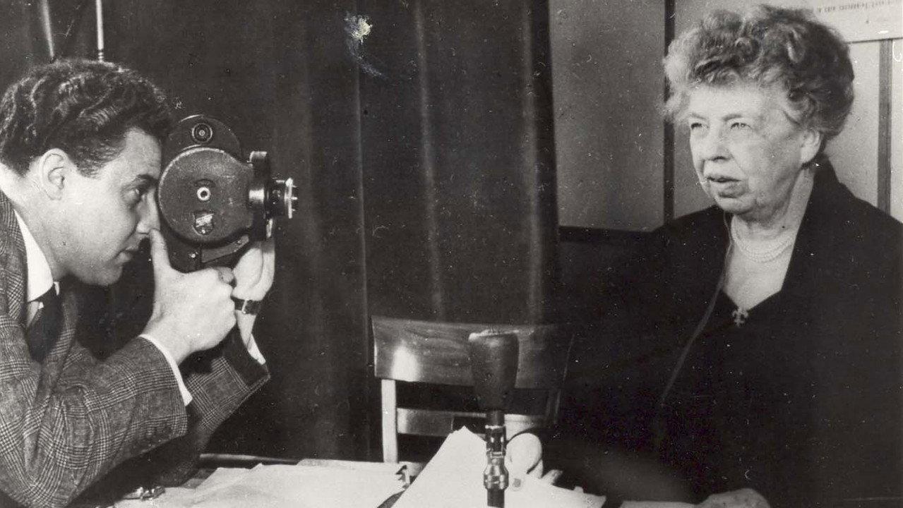 Ciné-Journal au féminin (de la ménagère à la soldate) backdrop