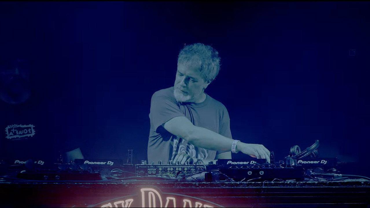 Voy a saco, Guitarras y Clubs backdrop