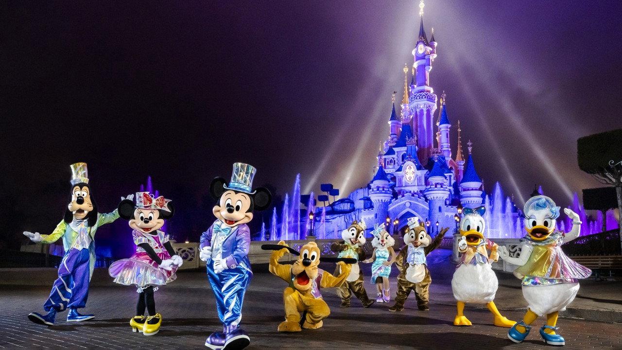 Behind the scenes of the biggest Disneyland Paris shows! backdrop