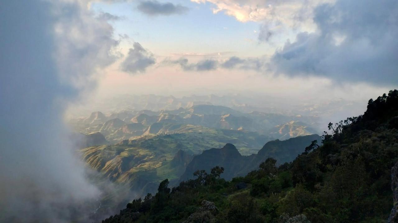Le royaume des nuages backdrop