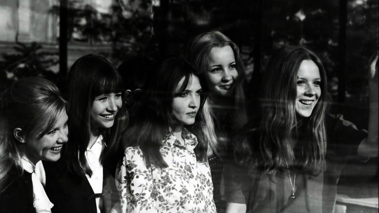Don’t Cry, Pretty Girls! backdrop