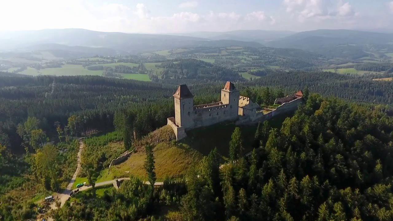 Krajinou příběhů českých hradů známých i neznámých backdrop