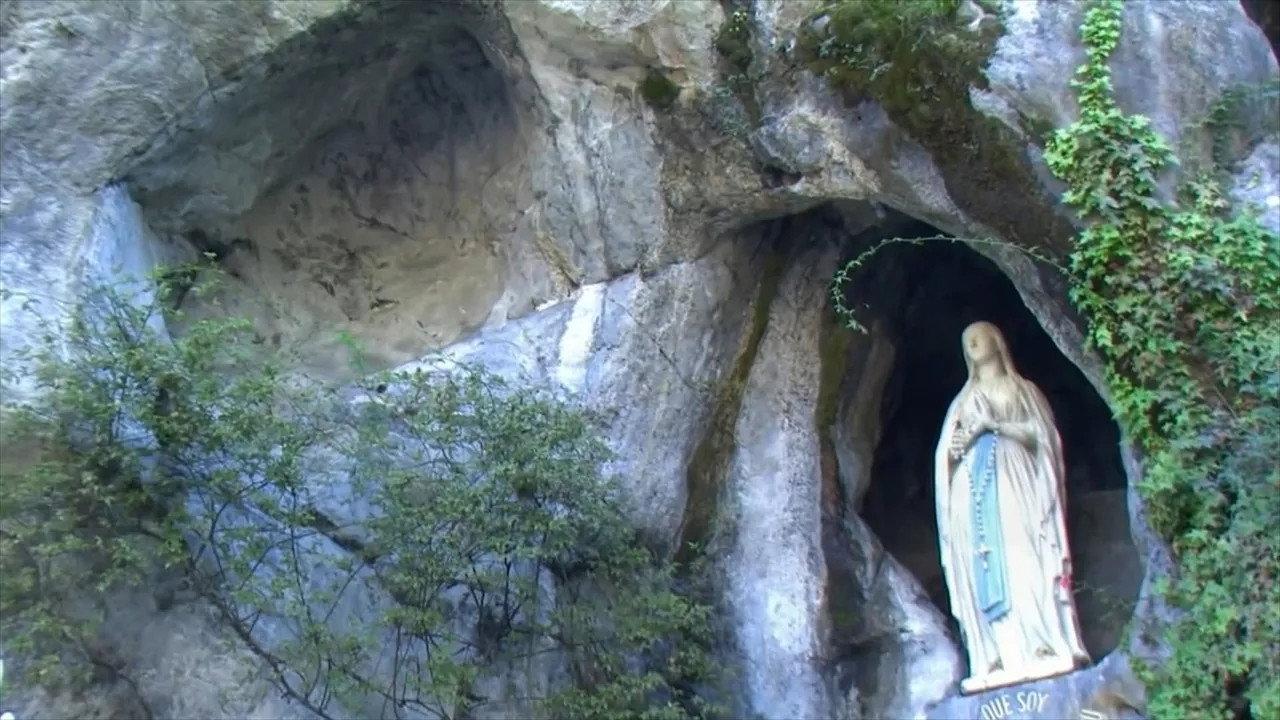 Le mystère de la grotte de Lourdes backdrop