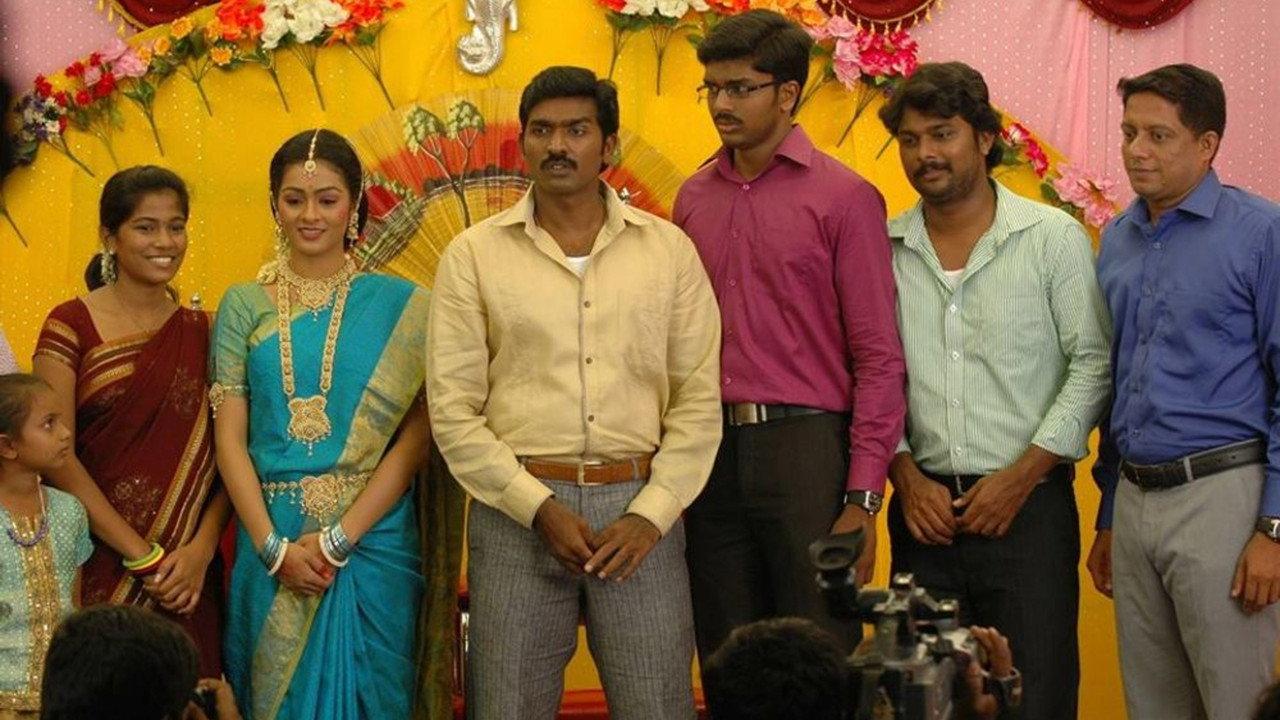 Naduvula Konjam Pakkatha Kaanom backdrop