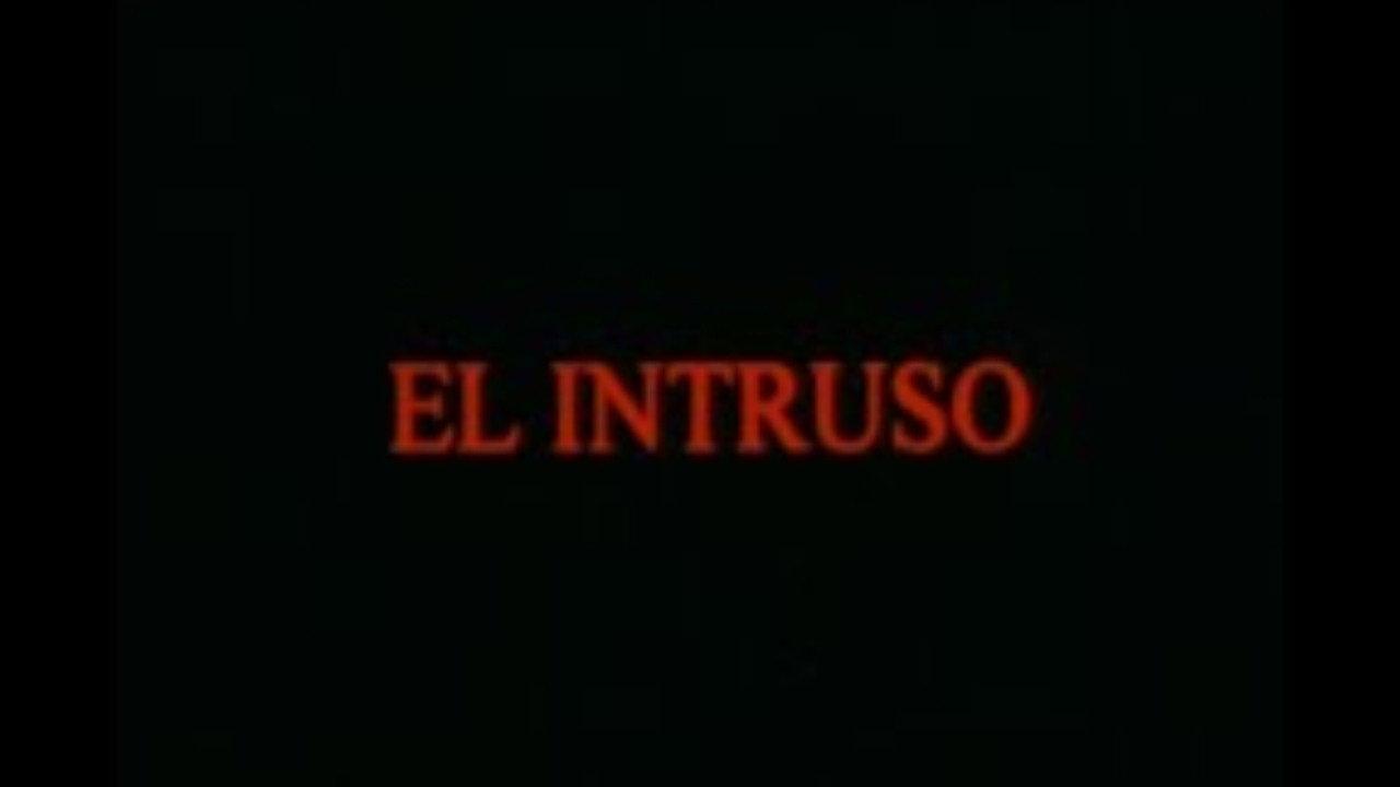 El Intruso backdrop