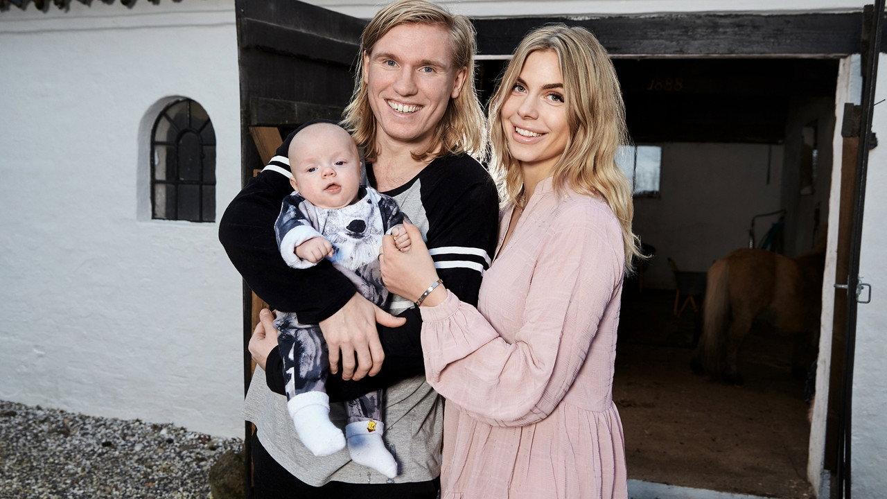 Fra fame til familie backdrop