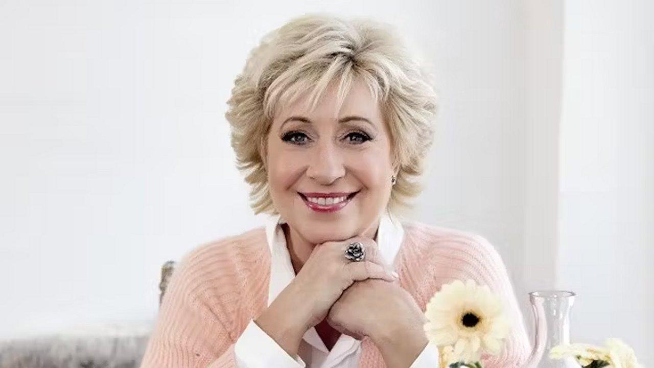 Birthe Kjær forever: Hele Danmarks Birthe backdrop