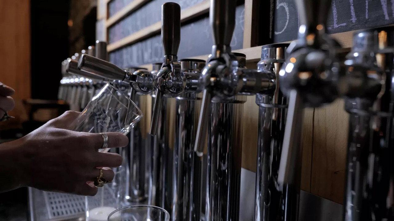 Bière, la pression monte backdrop