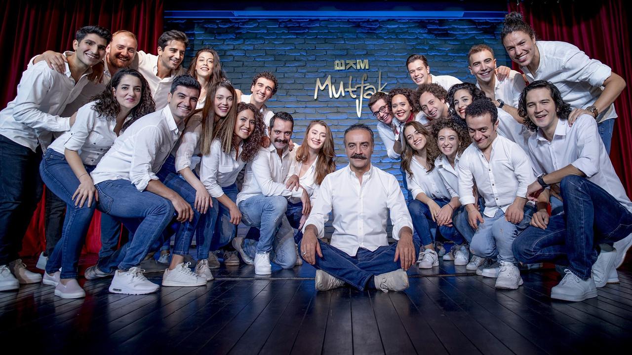Çok Güzel Hareketler 2 backdrop