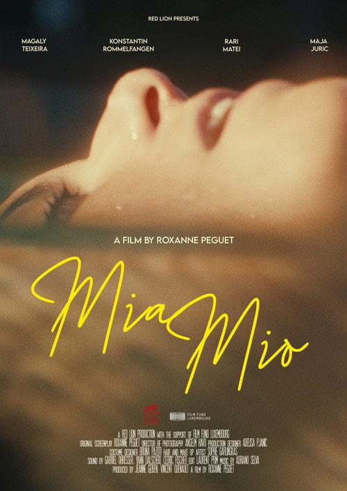 Mia Mio backdrop