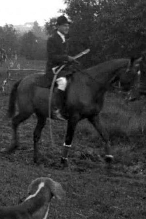 200 Packs of Fox Hounds Begin Season's Sport backdrop
