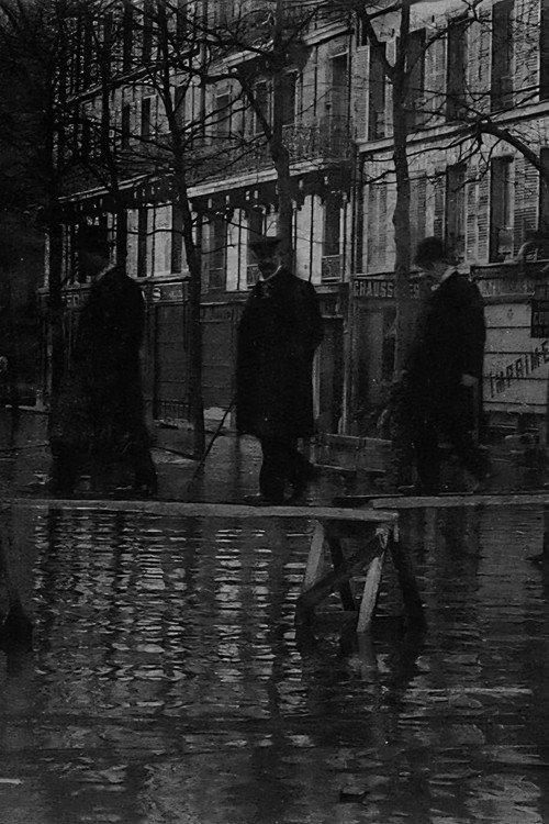 Paris unter Hochwasser backdrop