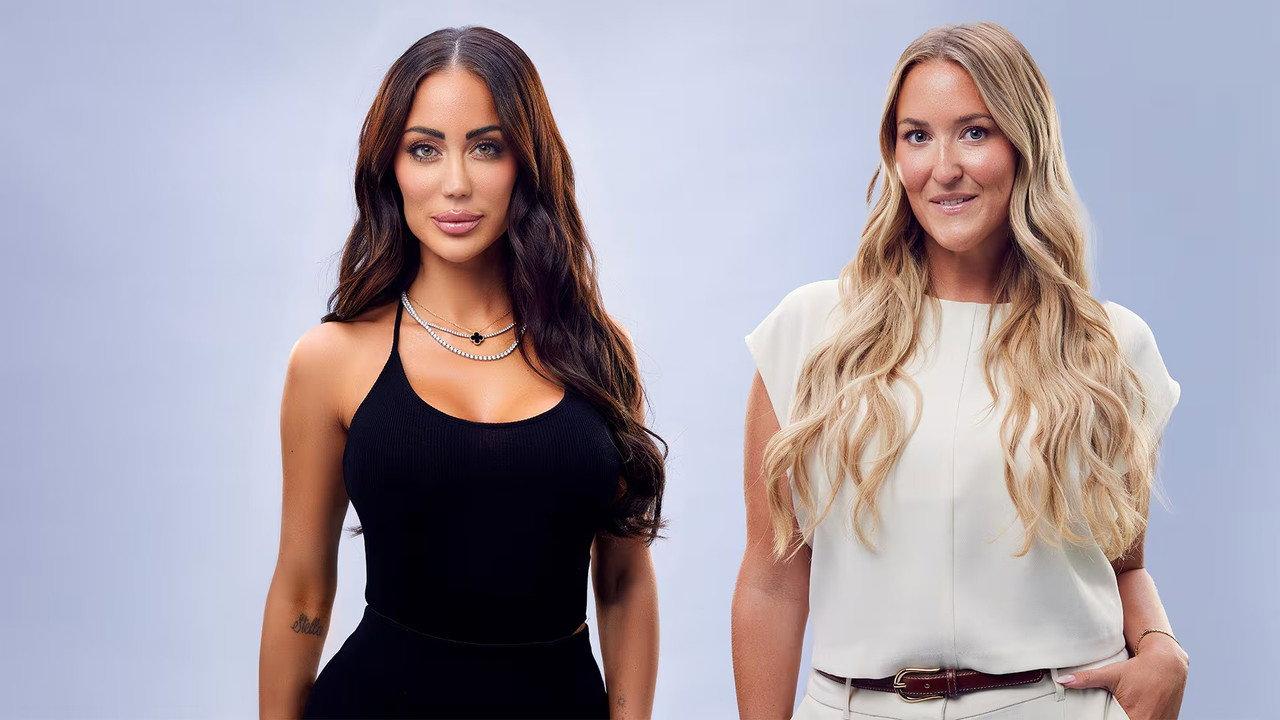 Rebecca & Emelie take USA backdrop