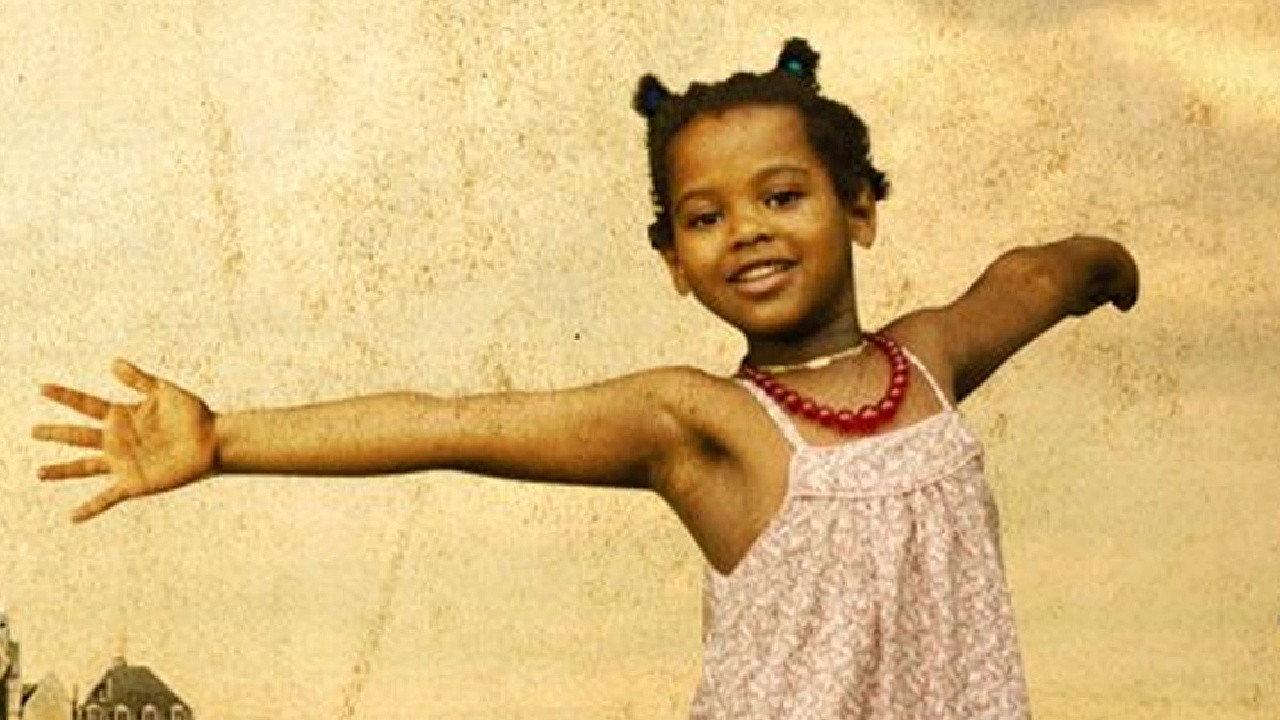 Maya, une Voix backdrop