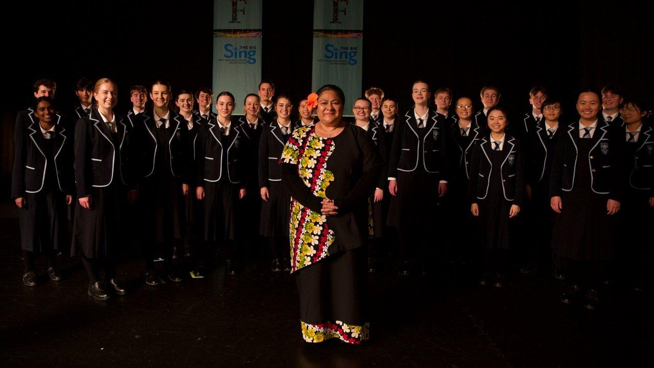 Tinā backdrop