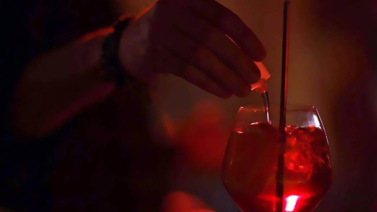 Un viol au fond du verre backdrop