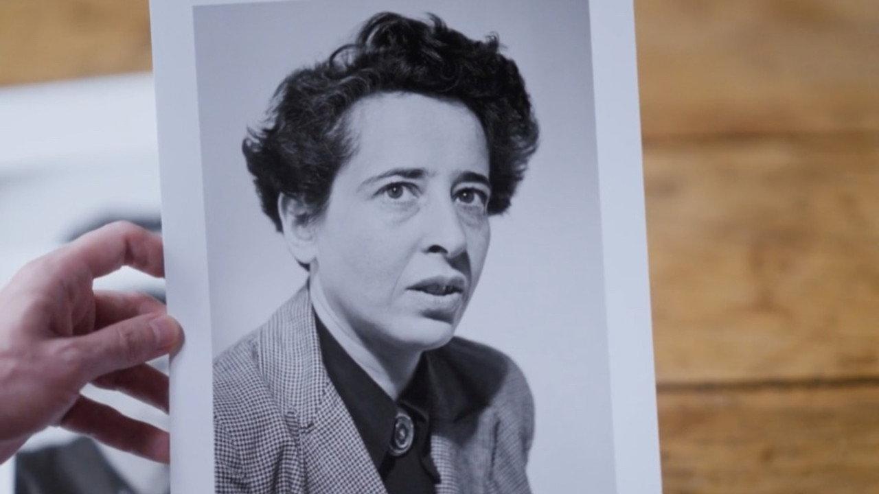 Hannah Arendt: Eine Jüdin im Pariser Exil backdrop