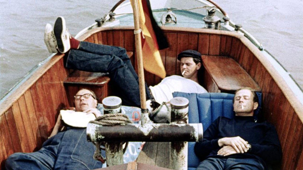 Drei Mann in einem Boot backdrop