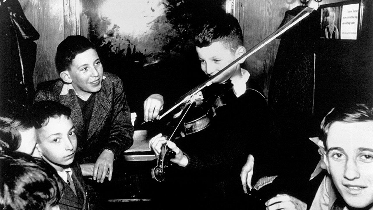 Into the Arms of Strangers: Stories of the Kindertransport backdrop