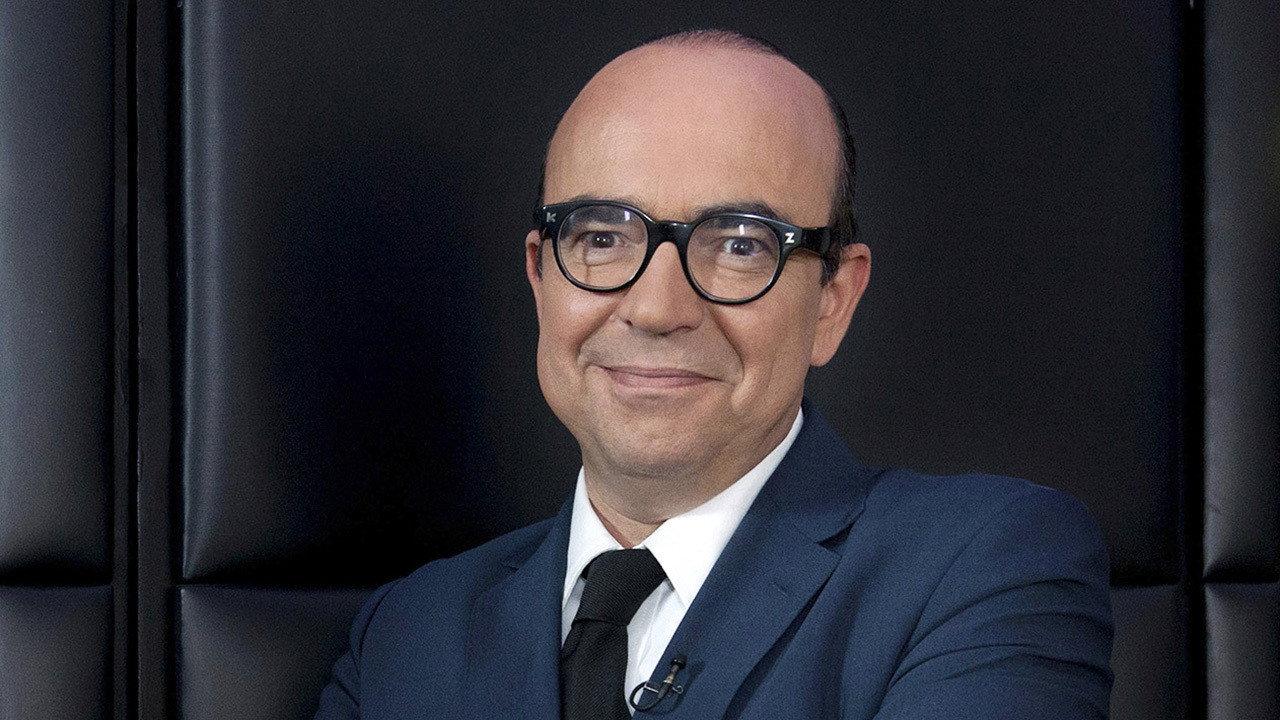 Les faits Karl Zéro backdrop