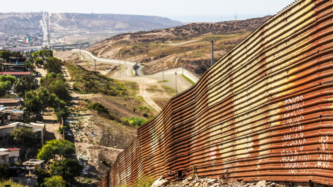 Ser Fronterizo: Crónicas de las Asimetrías Globales backdrop